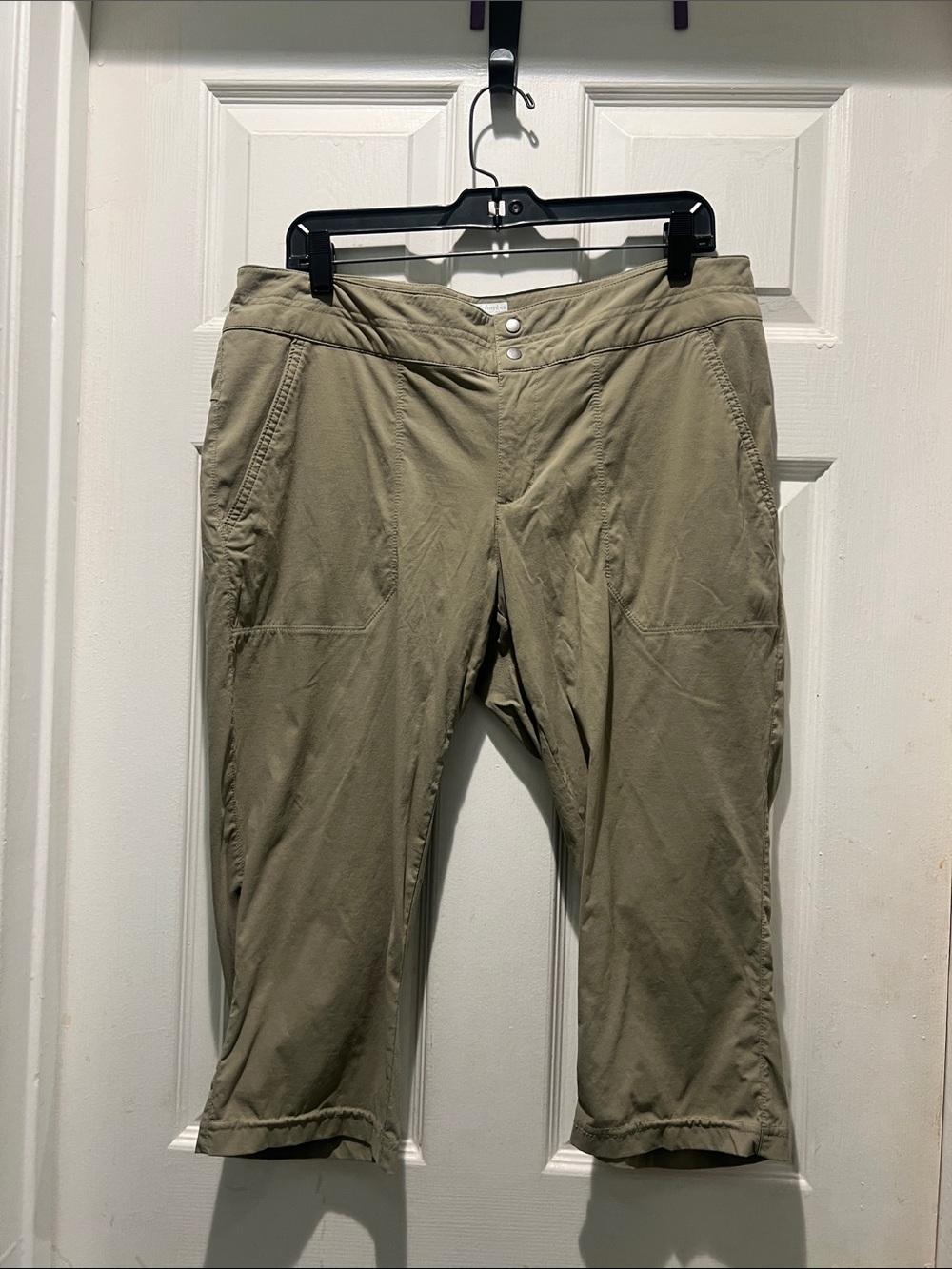 Columbia Women’s Olive Stretch Capris with Front Pockets
